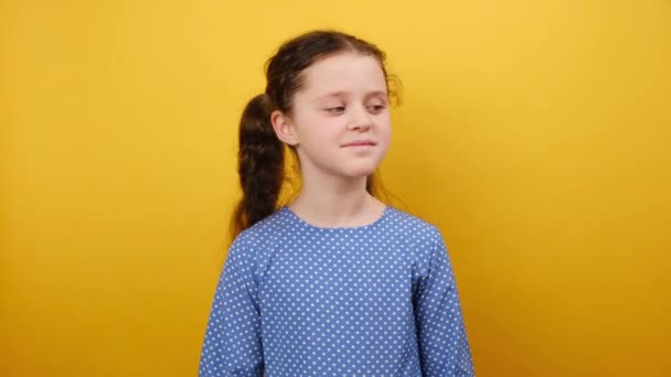 Portret Van Schattig Glimlachend Slim Meisje Kind Jaar Oud Blauwe — Stockvideo