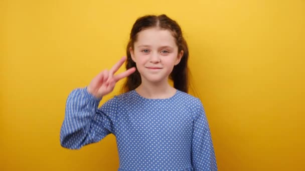Портрет Усміхненої Маленької Дівчинки Років Блакитній Сукні Прикриває Око Перемогою — стокове відео