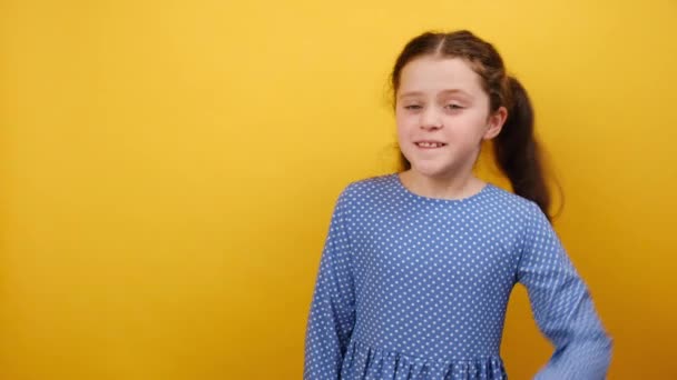 Portré Megdöbbent Kislány Gyermek Éves Kék Ruha Pont Hüvelykujj Félre — Stock videók