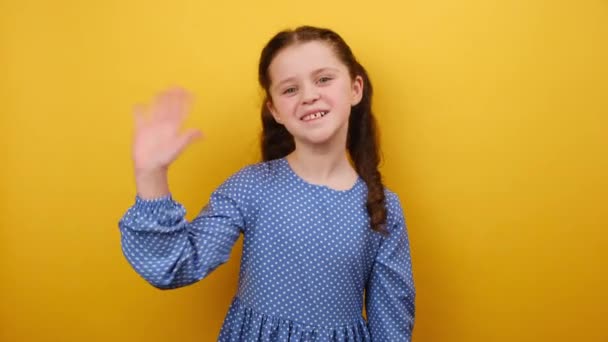 Portrait Eines Hübschen Kleinen Mädchens Jahre Alt Blauem Kleid Winkend — Stockvideo