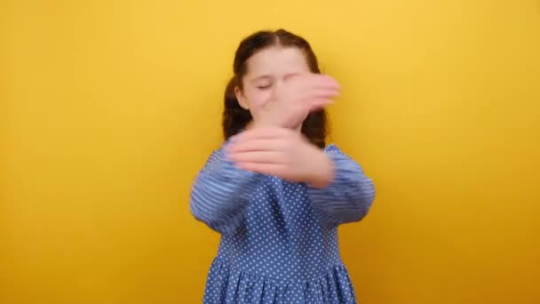 Portret Van Een Gelukkig Klein Meisje Jaar Oud Jurk Uit — Stockvideo