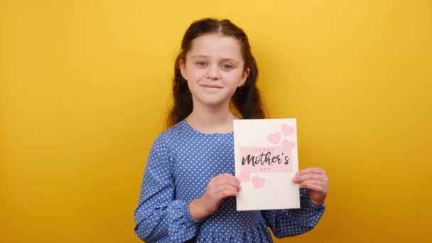 Yaşlarında Küçük Sevimli Bir Kızın Portresi Anneler Günü Için Elbise — Stok video