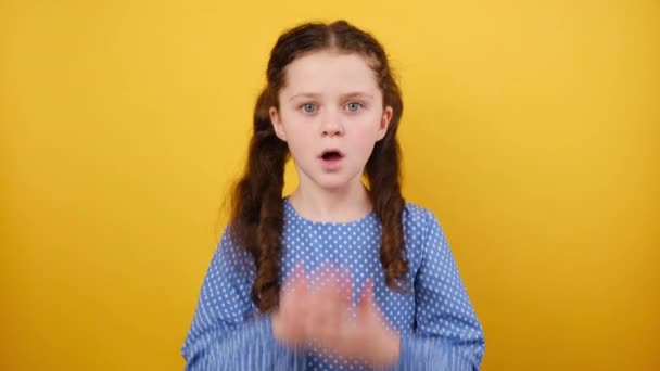 Retrato Chocado Criança Menina Caucasiana Azul Vestido Cobrir Palmas Boca — Vídeo de Stock