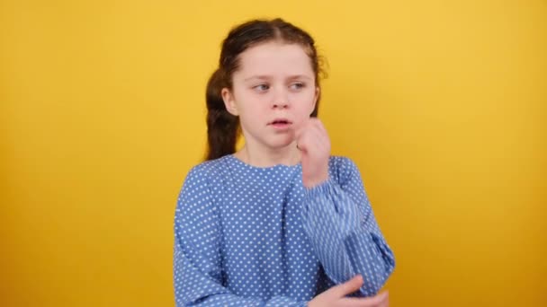 Retrato Niña Pensativa Años Edad Con Vestido Azul Apuntalando Frente — Vídeo de stock