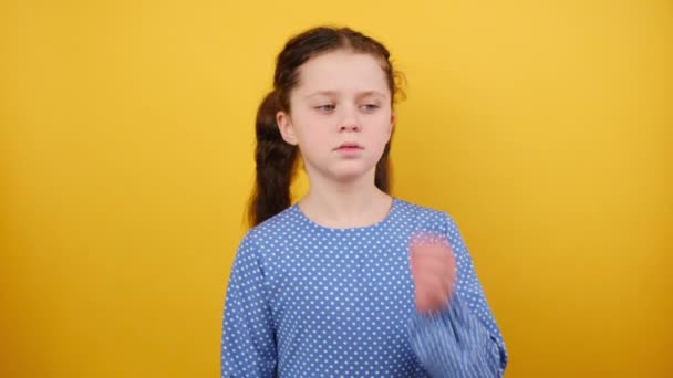 Portrét Rozrušená Holčička Dítě Let Modrých Šatech Dal Ruku Tvář — Stock video