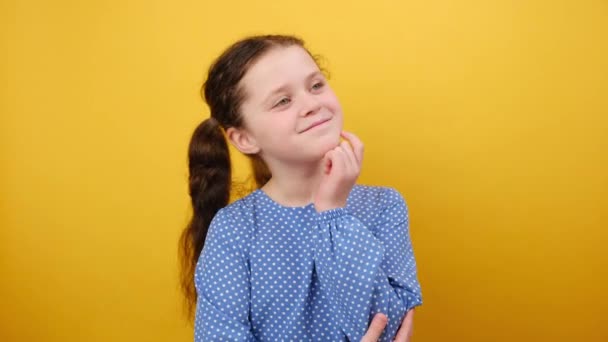 Portré Álmodozó Aranyos Kislány Gyermek Éves Kék Ruhát Visel Félrenéz — Stock videók