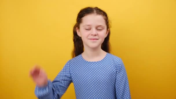 Yaşlarında Mavi Elbiseli Meraklı Küçük Bir Kızın Portresi Stüdyonun Sarı — Stok video