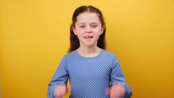 Yaşlarında Mavi Elbiseli Ağza Yakın Elleri Olan Sarı Arkaplan Duvarına — Stok video