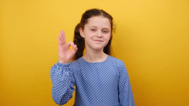 Portré Mosolygós Gyönyörű Kislány Gyermek Éves Visel Kék Ruhát Mutatja — Stock videók