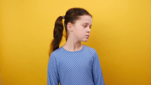 Portrét Zmatené Holčičky Let Modrých Šatech Show Rozprostřené Ruce Oops — Stock video