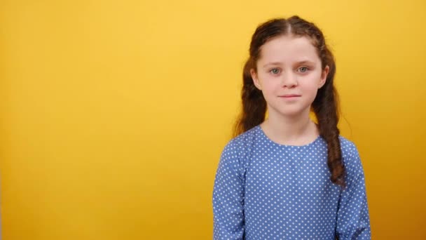 Portretul Copilului Drăguț Fetiță Ani Rochie Albastră Degetul Arătător Copie — Videoclip de stoc