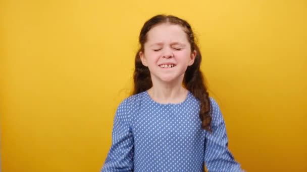 Retrato Niña Linda Emocionada Niño Años Edad Con Vestido Azul — Vídeos de Stock