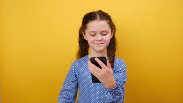 Retrato Niña Feliz Niño Años Edad Vestido Azul Mantenga Teléfono — Vídeos de Stock