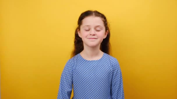 Πορτρέτο Του Χαρούμενος Αξιολάτρευτο Χαμογελαστό Κοριτσάκι Ετών Φορώντας Μπλε Φόρεμα — Αρχείο Βίντεο