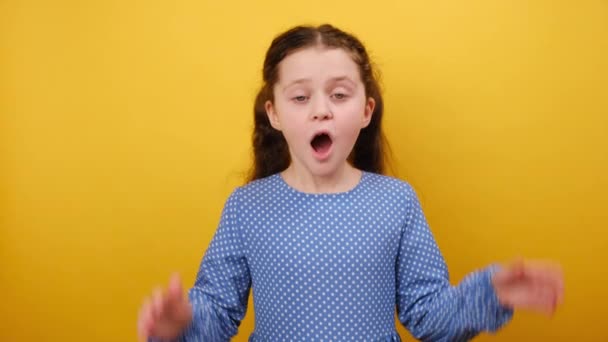 Retrato Niño Sorprendido Sorprendido Niña Años Edad Con Vestido Azul — Vídeo de stock