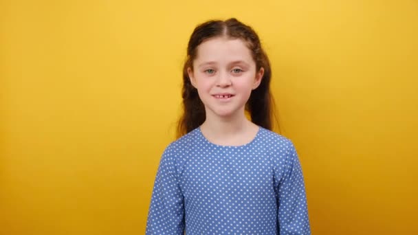 Retrato Niña Bastante Sonriente Niño Años Edad Vestido Azul Puso — Vídeos de Stock