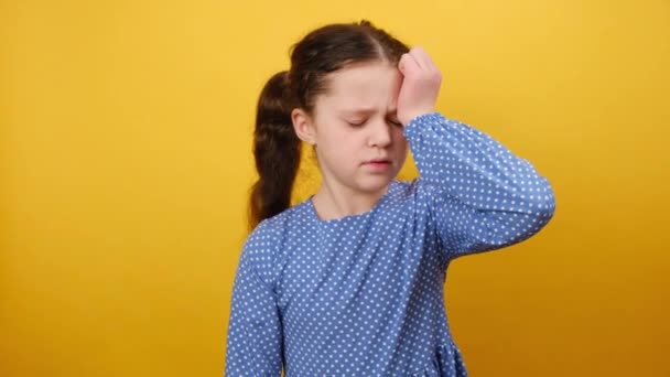 Portrét Ustaraného Problémového Děvčátka Let Modrých Šatech Položil Ruku Čelo — Stock video