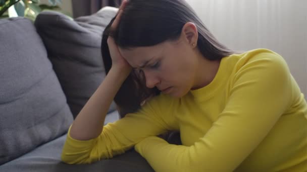 Triste Expression Jeune Femme Malheureuse Visage Penser Problème Difficulté Sentiment — Video