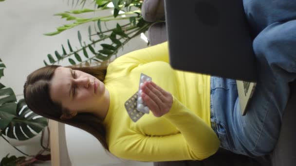Vídeo Vertical Una Mujer Joven Enfocada Usando Computadora Escribiendo Buscando — Vídeos de Stock