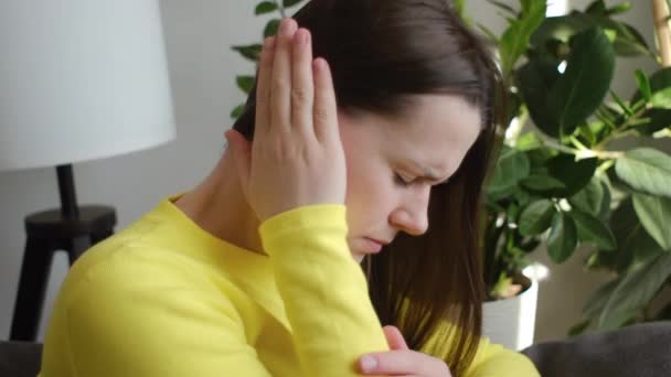 病気の若い女性の近くに耳の痛みや痛みがある 手タッチプラグ耳 大声や騒々しい音 炎症に苦しんでいる ヘルスケア 神経聴覚障害病 タイナトス コンセプト — ストック動画