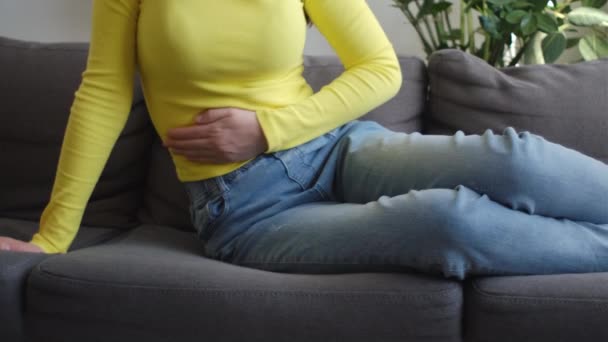 Karnını Tutan Rahatsızlığı Sağlık Sorunu Olan Kanepede Oturan Mide Ağrısı — Stok video