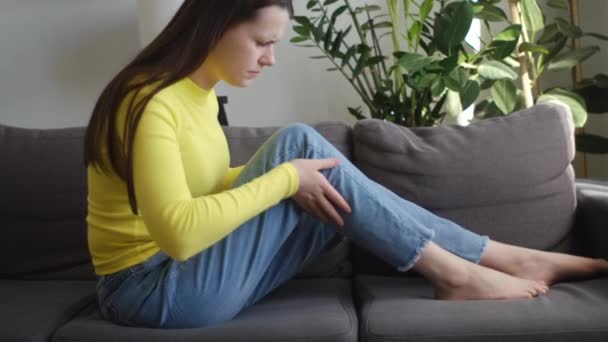 Dolor Muscular Dolor Las Piernas Mujer Joven Triste Masajeando Calambres — Vídeos de Stock