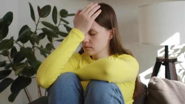 Jovem Perturbada Frustrada Pelo Problema Com Trabalho Relacionamentos Sente Sofá — Vídeo de Stock