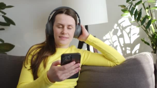 Relajada Linda Chica Morena Años Con Auriculares Escuchando Música Móvil — Vídeo de stock