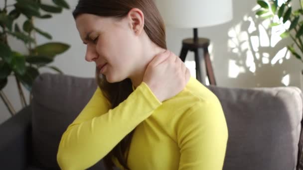 Dor Nos Músculos Corpo Problema Rígido Chateado Jovem Mulher Caucasiana — Vídeo de Stock