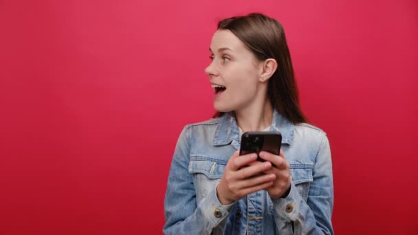 Retrato Mujer Joven Feliz Con Chaqueta Mezclilla Usar Teléfono Celular — Vídeo de stock