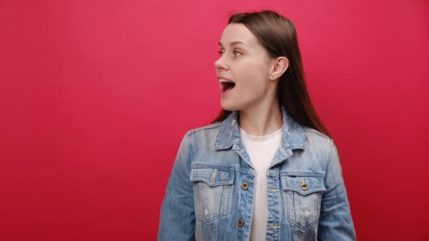 Lik Kot Ceket Giyen Mutlu Genç Kadın Portresi Terfi Için — Stok video
