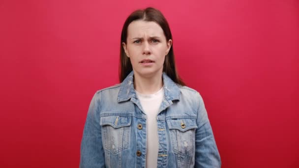 Portrett Opprørt Ulykkelig Ung Kvinne Iført Denim Jakke Viser Tommel – stockvideo