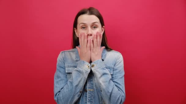 Porträtt Glad Förvånad Ung Kvinna Bär Denim Jacka Säga Wow — Stockvideo