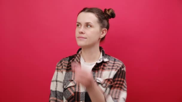 Porträtt Förbryllad Tankeväckande Dyster Ung Kvinna Bär Casual Kläder Tittar — Stockvideo