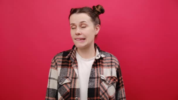 Portrait Von Verwirrten Schüchternen Spaß Junge Frau Trägt Lässige Kleidung — Stockvideo