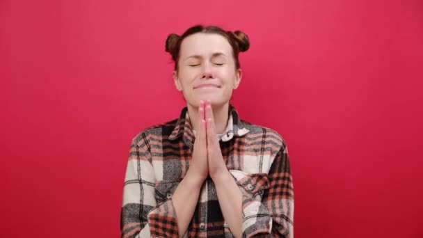 Gündelik Giysiler Giymiş Genç Bir Kadının Portresi Dua Ederken Ele — Stok video