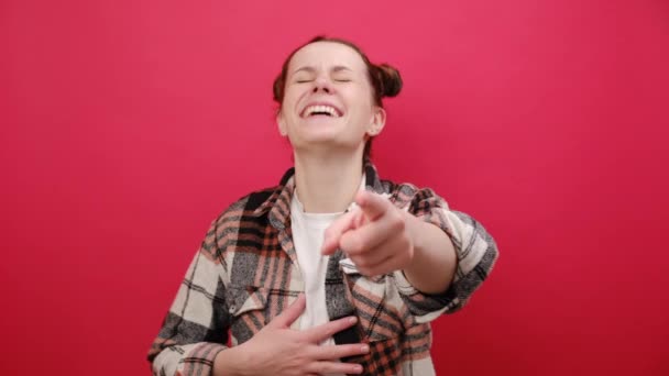Πορτρέτο Του Ενθουσιασμένοι Αστεία Νεαρή Γυναίκα Φορώντας Casual Ρούχα Ματιά — Αρχείο Βίντεο