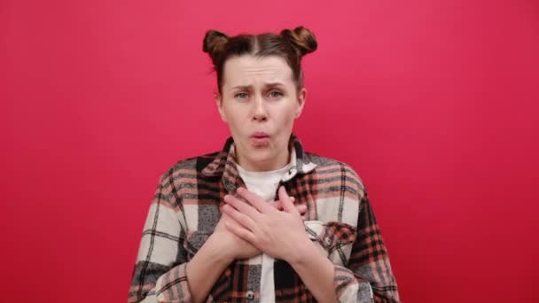 Portret Zaniepokojonej Zaniepokojonej Młodej Kobiety Luźnych Ciuchach Zapytaj Słyszy Fałszywa — Wideo stockowe