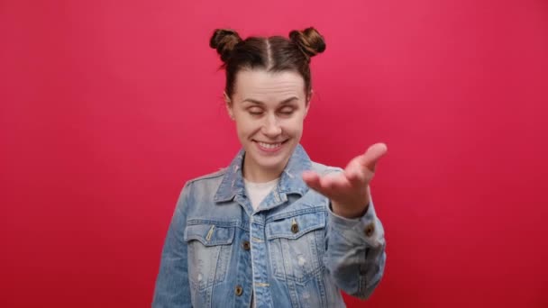 Mavi Kot Ceket Giyen Genç Güzel Bir Kadının Portresi Kamera — Stok video