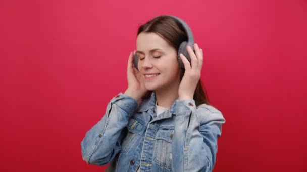 Portret Van Levendige Vrolijke Jonge Vrouw Spijkerjasje Luisteren Muziek Koptelefoon — Stockvideo
