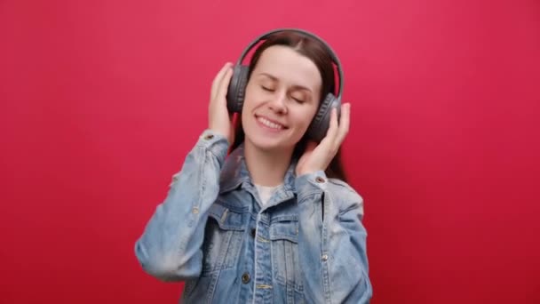 Portret Van Levendige Vrolijke Jonge Vrouw Dragen Spijkerjasje Luisteren Muziek — Stockvideo