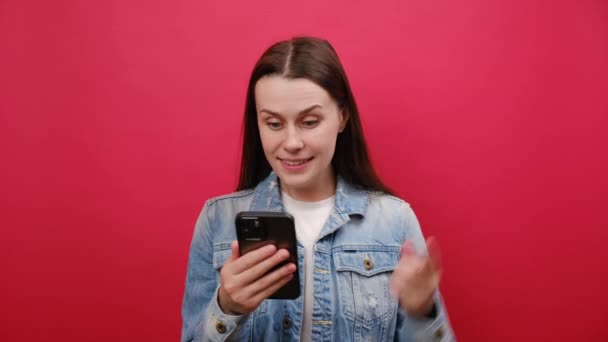 Portret Radosnej Młodej Kobiety Nosić Dżinsową Kurtkę Używać Telefonu Komórkowego — Wideo stockowe