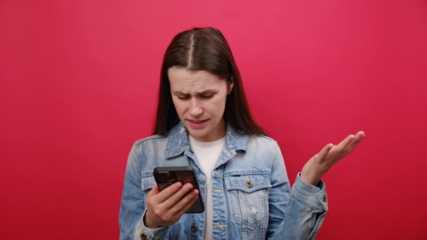 Portrét Frustrované Mladé Ženy Džínové Bundě Pomocí Mobilního Telefonu Přísahat — Stock video