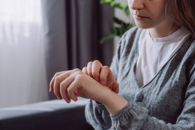 Kolundaki kaşıntı, alerji semptomlarından ve kaşıntıdan dolayı kızarıklığa neden olmuş. Sağlık ve cilt bakımı sorunları. Hassas cilt alerjisi konsepti