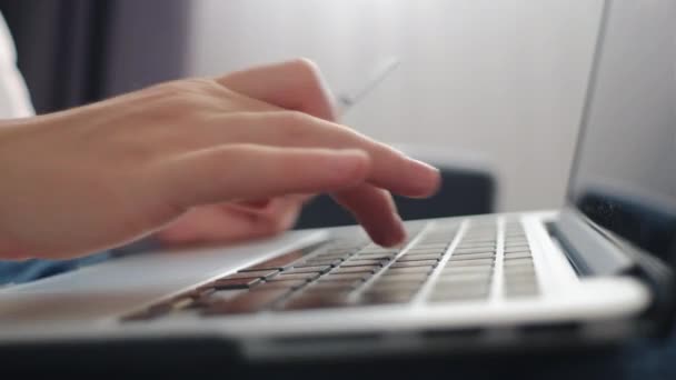Close Mãos Femininas Pessoa Que Entra Computador Portátil Dados Cartão — Vídeo de Stock