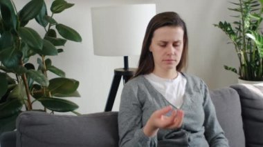 Üzgün, genç bir kadın elinde alyans, koltukta tek başına oturuyor, nişanı bozuyor, ilişkiyi bitiriyor, karısını terk ediyor, gelini aldatıyor zor kararlar veriyor. Ayrılma ve boşanma kavramı