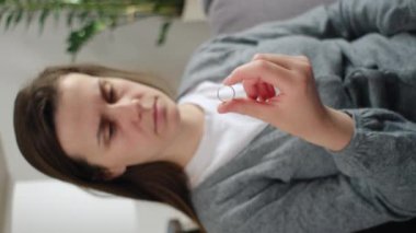Elinde alyans olan üzgün genç bir kadının düşey videosu evliliğin dağılmasını ya da boşanmanın ailevi sorunları olduğunu düşünün. Mutsuz üzgün kız ilişkilerin bittiğini ya da ayrıldığını vurguladı. Seçici odak