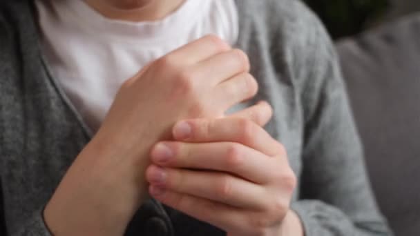Πόνος Στα Δάχτυλα Κοντινό Πλάνο Του Γυναικείου Χεριού Συμπτώματα Χρόνιας — Αρχείο Βίντεο