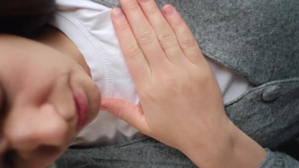 Vertikale Aufnahmen Einer Kranken Traurigen Jungen Frau Die Die Hand — Stockvideo