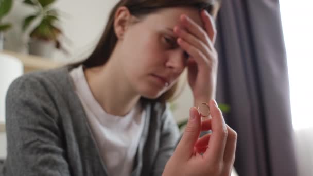 여자의 선택적인 반지를 이혼은 우울증 무관심 심장마비 위기를 겪습니다 새로운 — 비디오